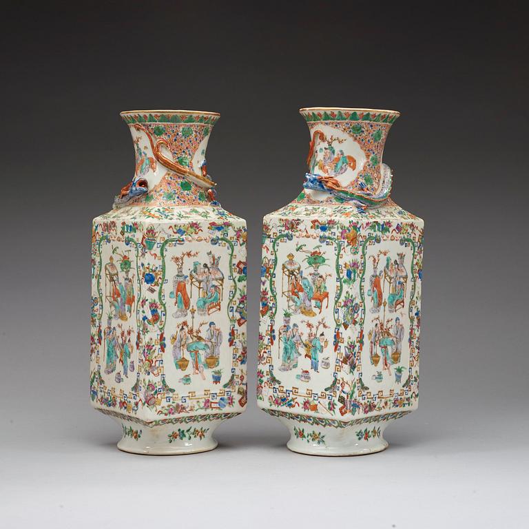 Vaser, ett par, porslin. Sen Qingdynasti (1644-1912).