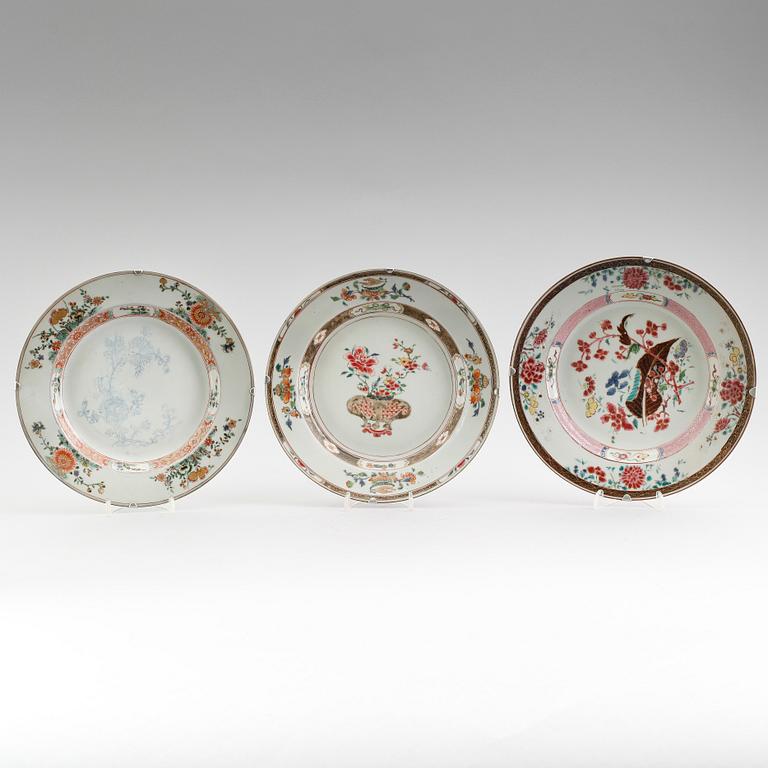 TALLRIKAR, 3 st snarlika, porslin, Kina, Qianlong 1736-1795.