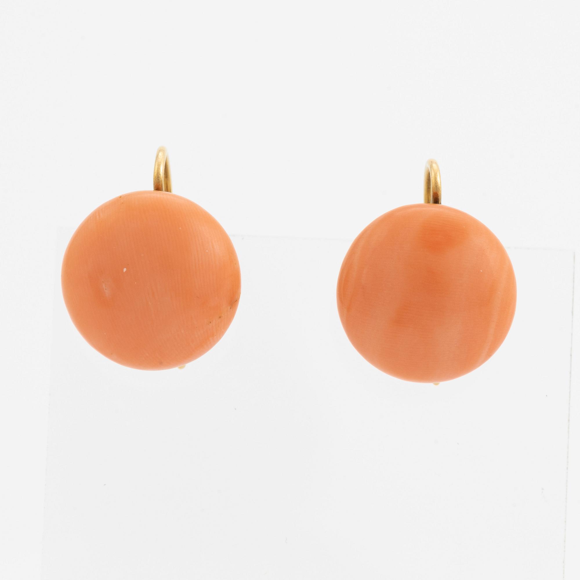 18K gold and coral button earrings.