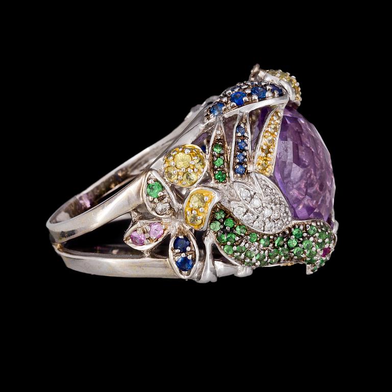 RING, fasettslipad ametist, briljantslipade diamanter, tot. ca 0.25 ct, olikfärgade safirer samt tsavoriter.