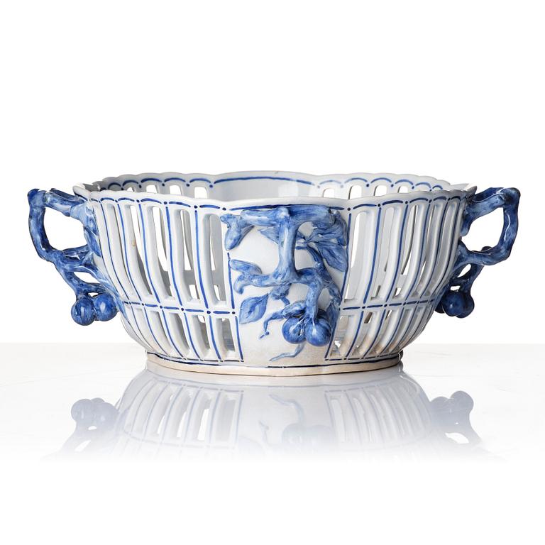A Swedish latticed jugend flintware bowl and dish, Rörstrand, around 1900.