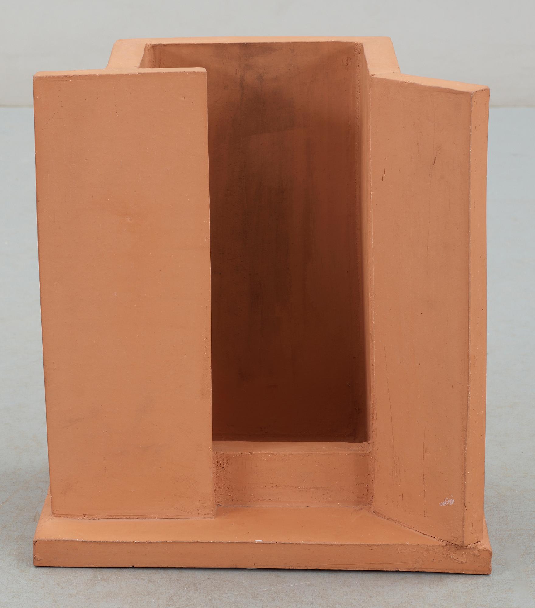 HERTA HILLFON, lergods, "Arkitektskåp" monogramsign o numr 35/40 samt dat -91.