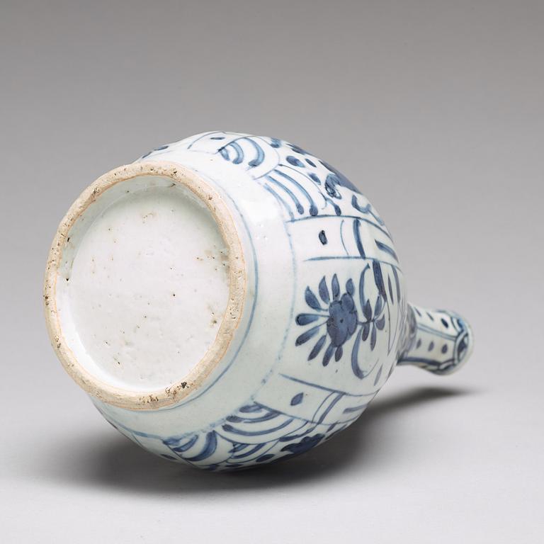 A blue and white kraak bottle vase, Ming dynasty, Wanli (1572-1620).