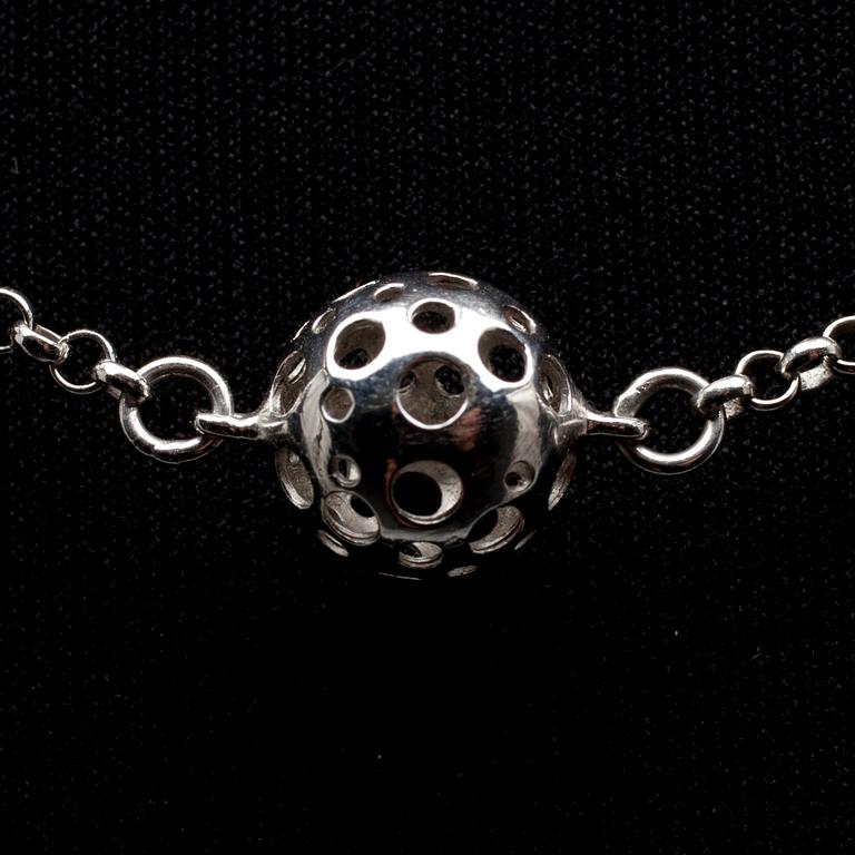 KAULAKORU, sterling hopeaa, design Liisa Vitali, Kultakeskus. Uustuotantoa.