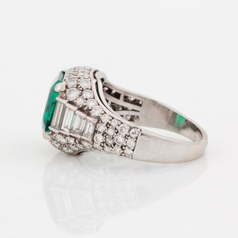 A Bulgari "Trombino" ring in platinum set with a step-cut emerald and round brilliant- and baguette-cut diamonds.