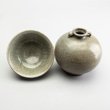 Vas samt skål, keramik. Sydostasien, troligen Sukothai, 1300/1500-tal.