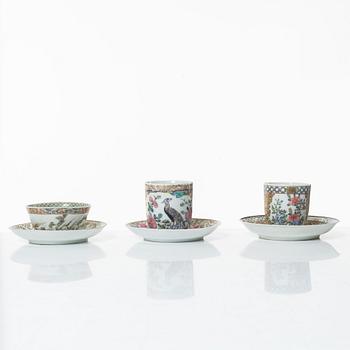 Koppar med fat, tre stycken, porslin, Kina, Qingdynastin, 1700-tal.