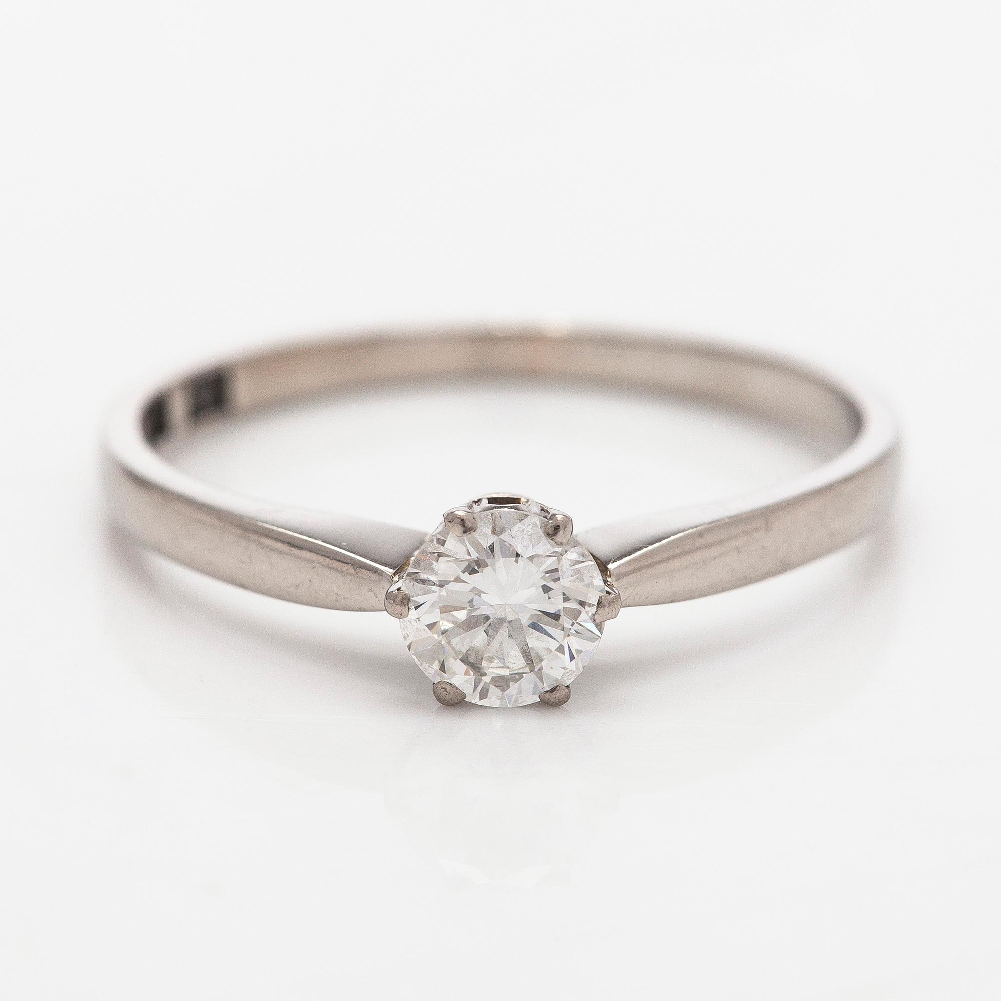 W.A. Bolin, sormus, 18K valkokultaa ja briljanttihiottu timantti.