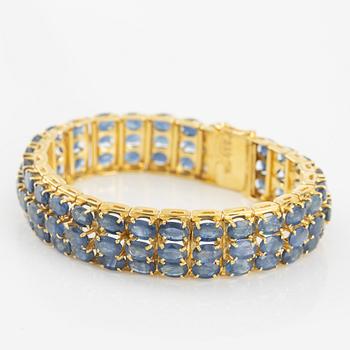 Armband, 18K guld med ovala fasettslipade safirer i tre rader.