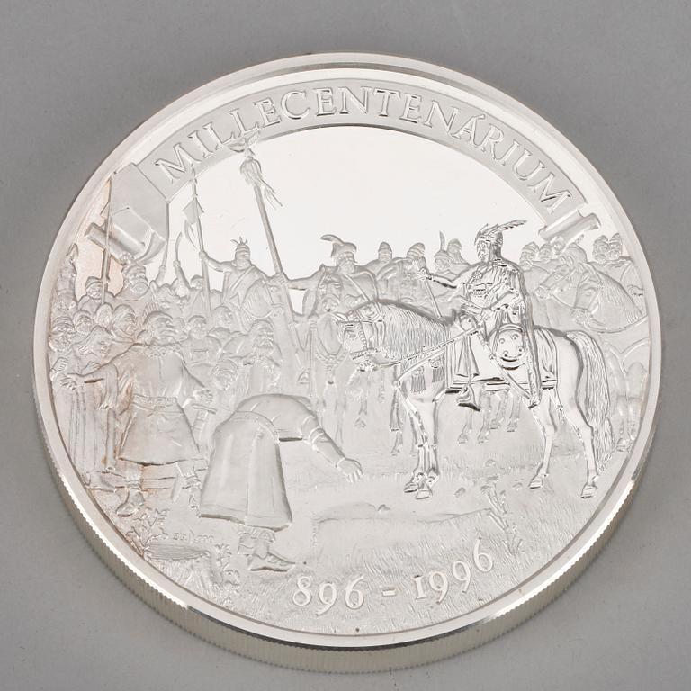 MEDALJ, silver, György Bognár för Hungarian Mint Ltd. 1996. Vikt 1000 g.