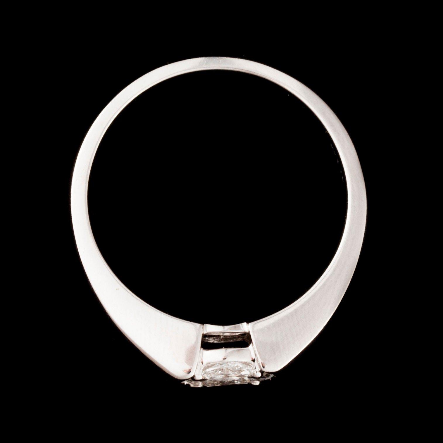 SORMUS, 14K valkokultaa, timantteja yhteensä n. 0,60 ct. Paino n. 6,7 g.