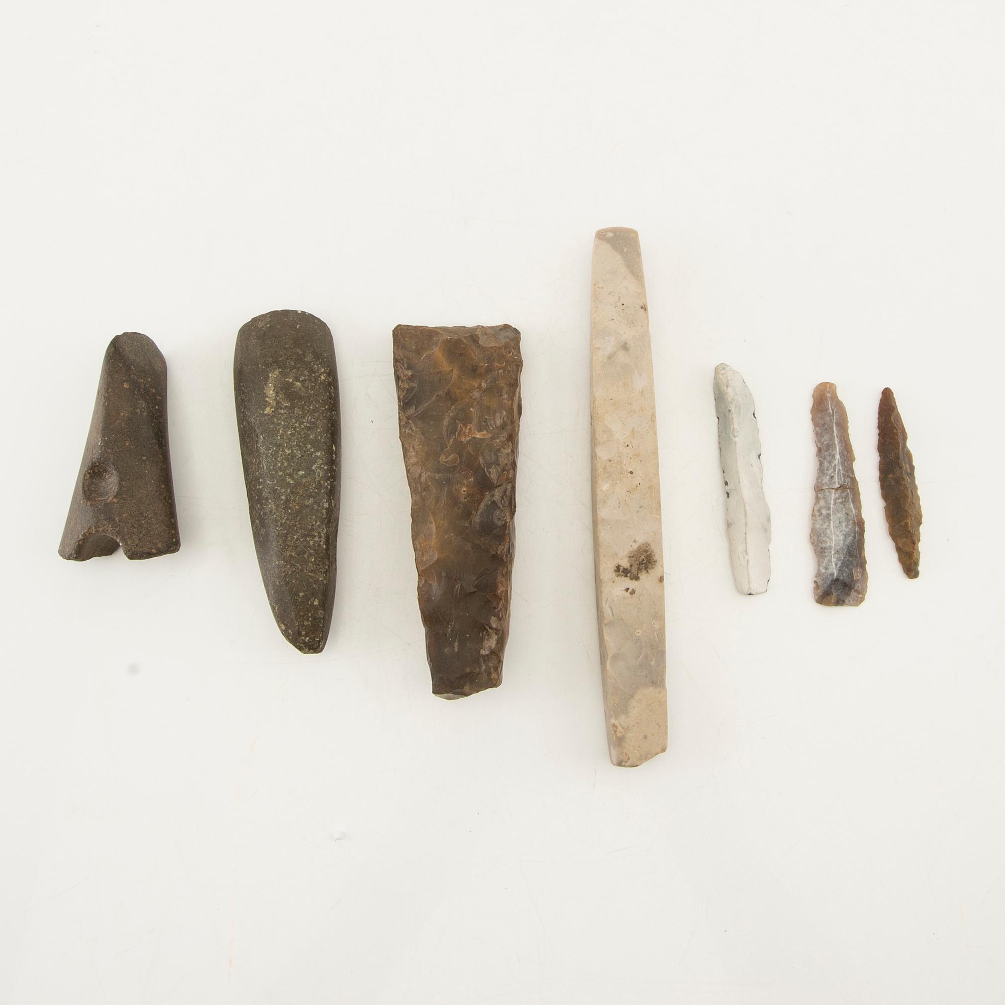 Arrowheads, stone axes, etc., seven pieces, Neolithic.