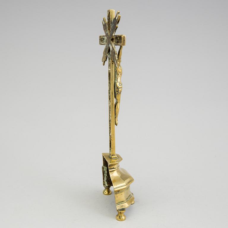 AN 18TH CENTURY BRONZE CRUCIFIX.