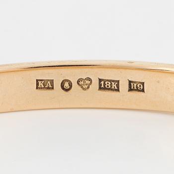 An 18K gold bangle.