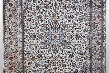 A carpet, Kashan, ca 344 x 245 cm.