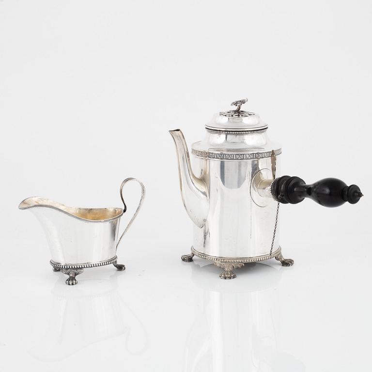 Jacob Engelbert Torsk, kaffekanna och gräddkanna, silver, sengustaviansk stil, Stockholm, 1908-1909.