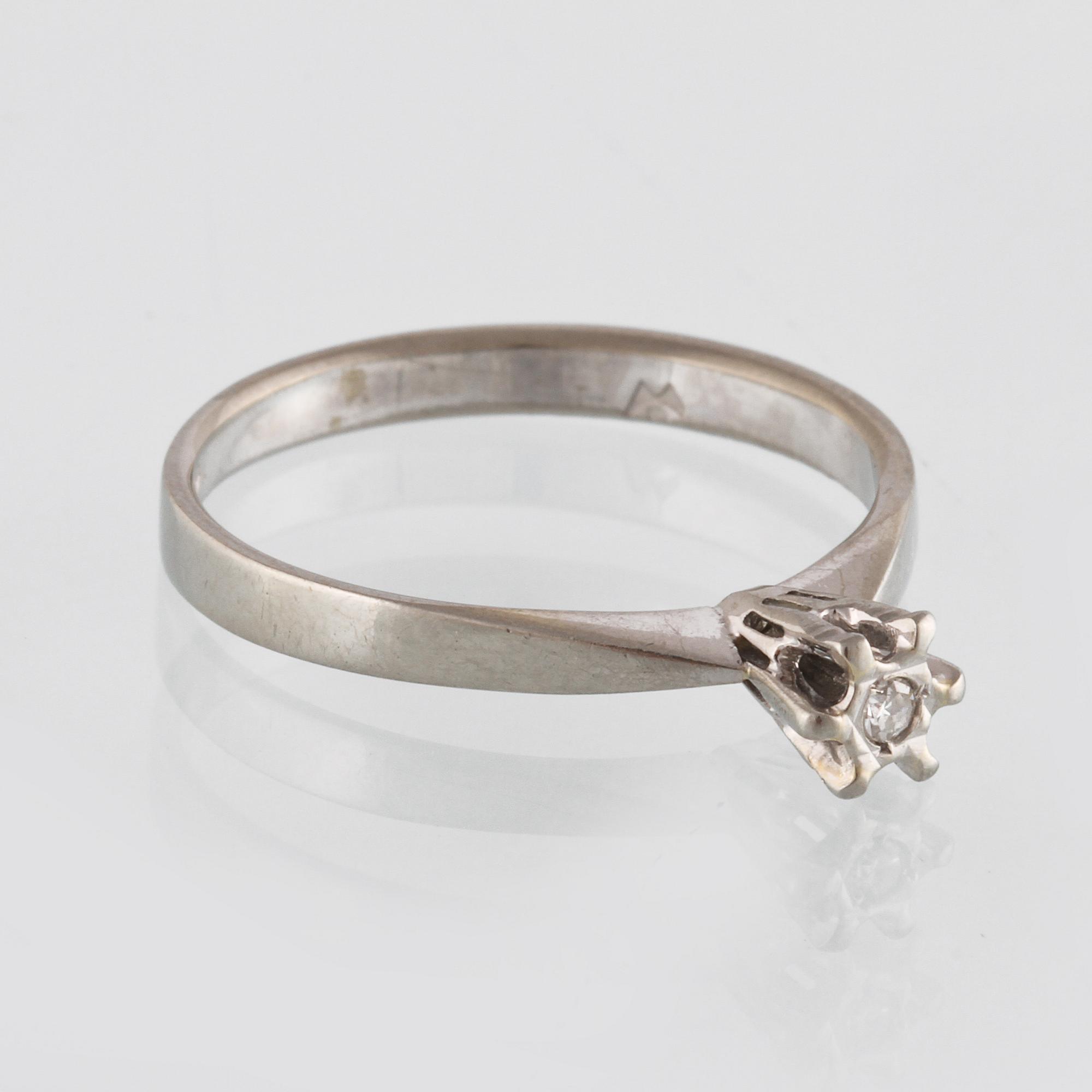 RING, 18K vitguld med åttkantslipad diamant, importstämplad. Vikt 2,4 gram.