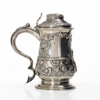 A British 18th century silver tankard with lid, mark of John Payne, London 1759.