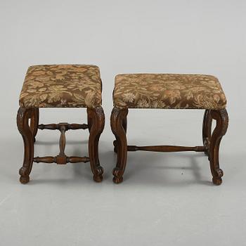 TABURETTER, ett par, barockstil, omkring år 1900.