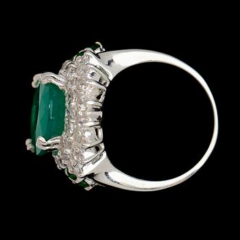 RING, vitguldspläterat sterlingsilver, grön aventurin ca 5.75 ct, vita safirer tot ca 1.08 ct, gröna stenar.