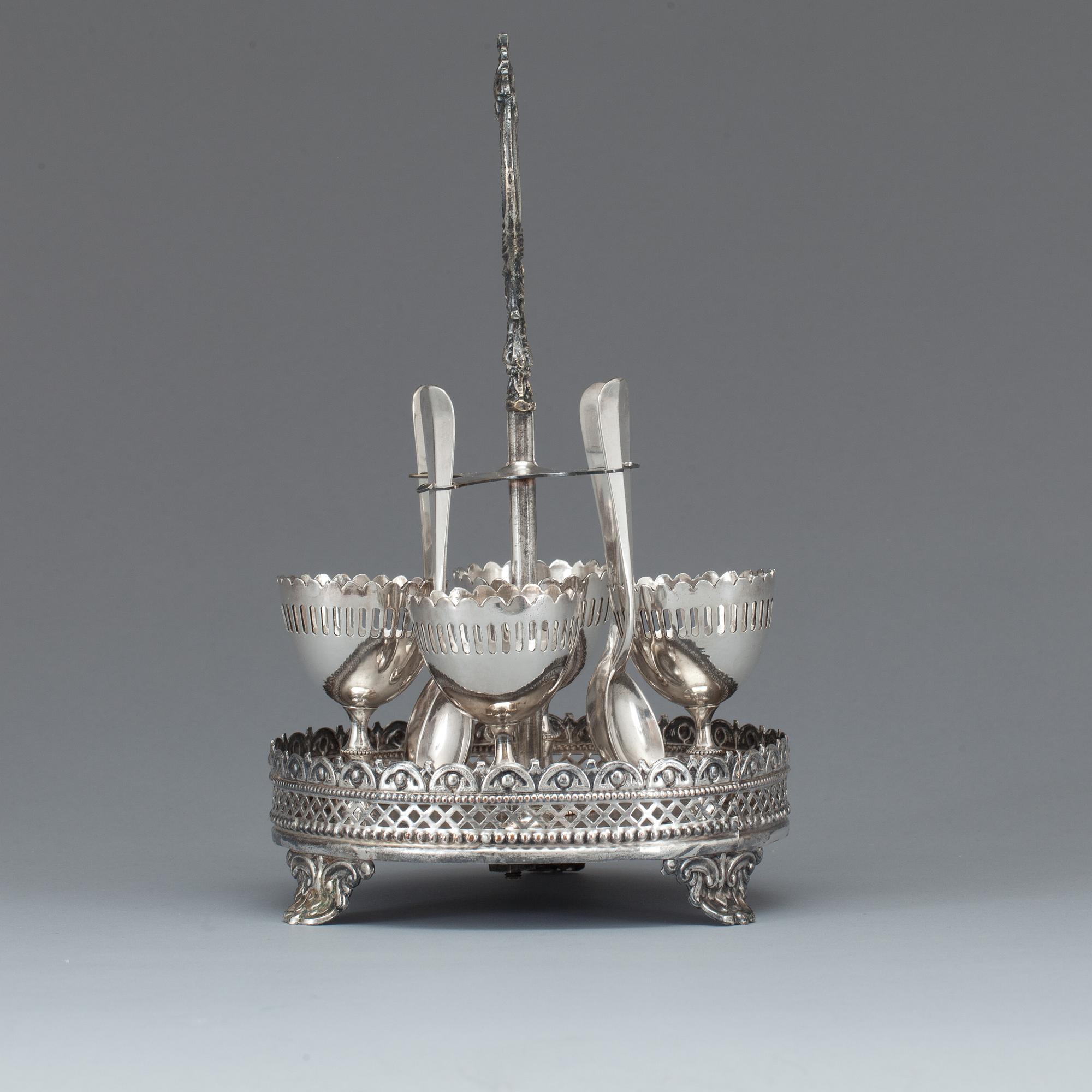 ÄGGKOPPSTÄLL med SKEDAR, vitmetall, Ryssland, omkring 1900.