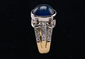 A RING, cabochon cut sapphire c. 7.5 ct. Brilliant cut diamonds c. 0.6 ct. Weight 8,4 g.