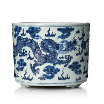 1142. A blue and white Chinese censer, Qing dynasty, 19th Century.