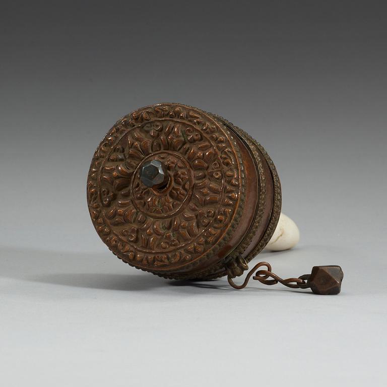 BÖNERULLE, koppar, ben och pergament. Tibet/Nepal, sent 1800-tal.