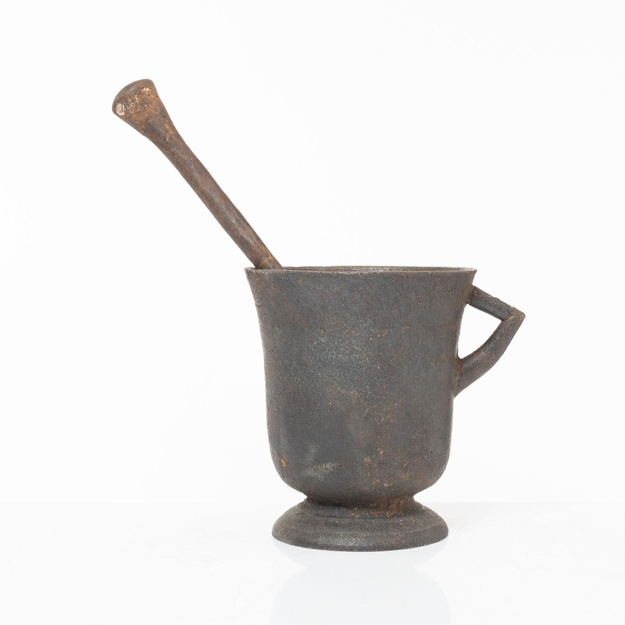 A Gothic-type cast-iron mortar, 17th / 18th century.