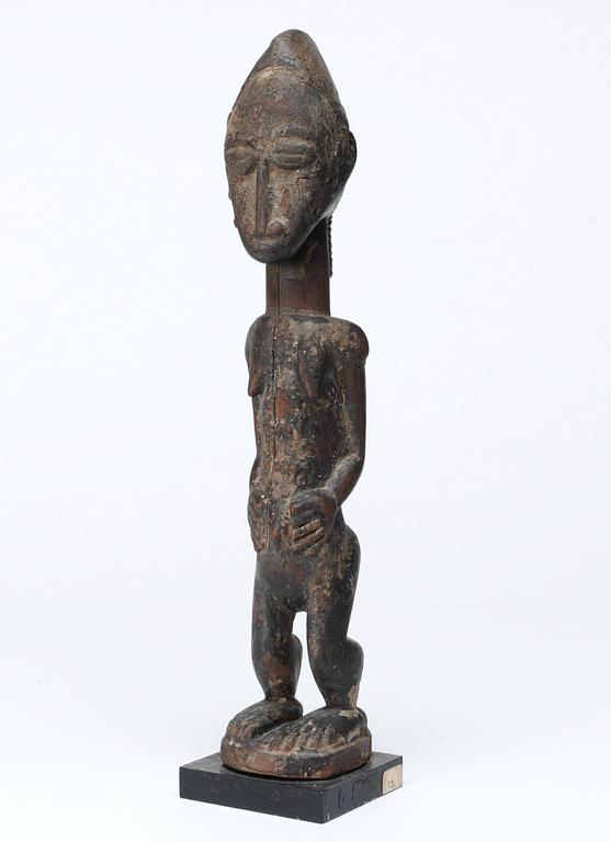 FETISCH. Trä. Baoule-stammen. Côte d'Ivoire (Elfenbenskusten) omkring 1920-1930. Höjd 28 cm.