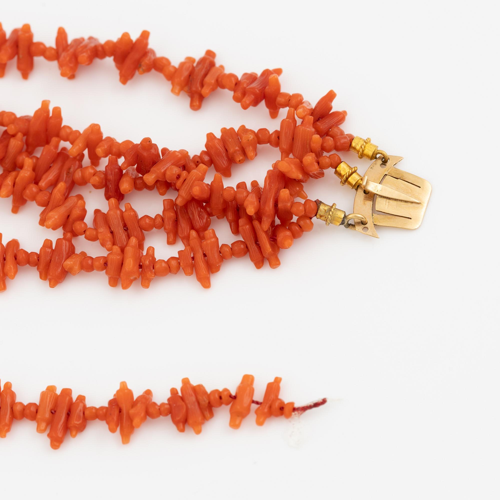 Armband av korall lås 18K guld med korallcamé.