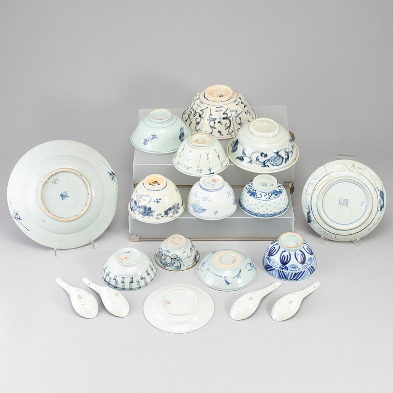 A group of Southeast asian 18 blue and white ceramics, 19-20th century.