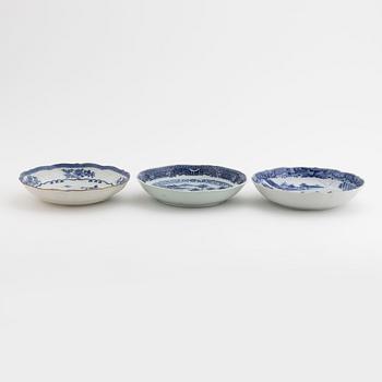 A set of three blue and white dishes, Qing dynasty, Qianlong (1736-95).