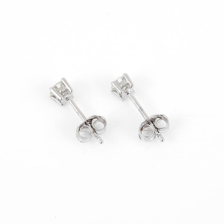 ÖRHÄNGEN, ett par, med briljantslipade diamanter, totalt ca 0,42 ct.