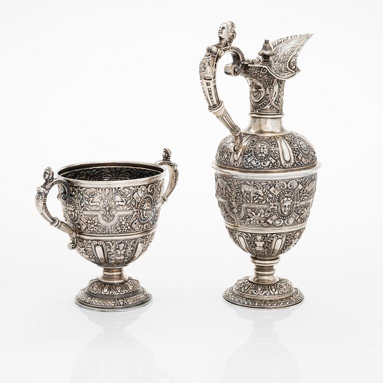 Vinkanna och bägare, sterlingsilver, Alfred Ivory, London 1864 resp. James Dixon & Sons Ltd, Sheffield 1895.