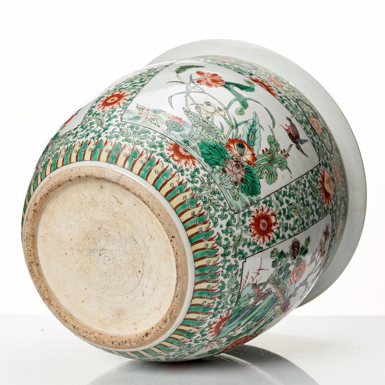 A famille verte basin, late Qing dynasty, circa 1900.