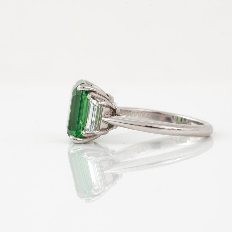 A Tiffany & co tsavorite garnet and diamond, ring. Tsavorite weight circa 5.70 ct.
