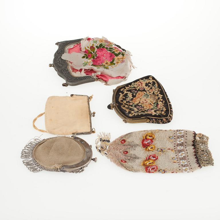 AFTONVÄSKOR, 4 st, samt portmonnä, 1800-talets första hälft samt 1900-talets början.