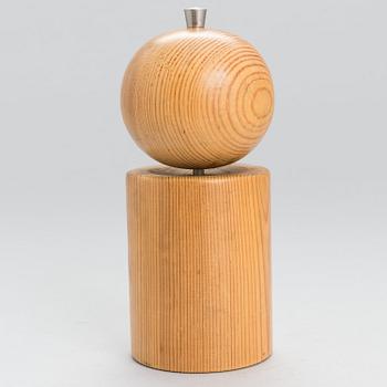 KAIJA AARIKKA, A servingtray 'Honka', peppermill 'Sampo' and birdbowl, 1970-tal, Finland.