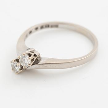 Ring 18K white gold with round brilliant-cut diamonds.