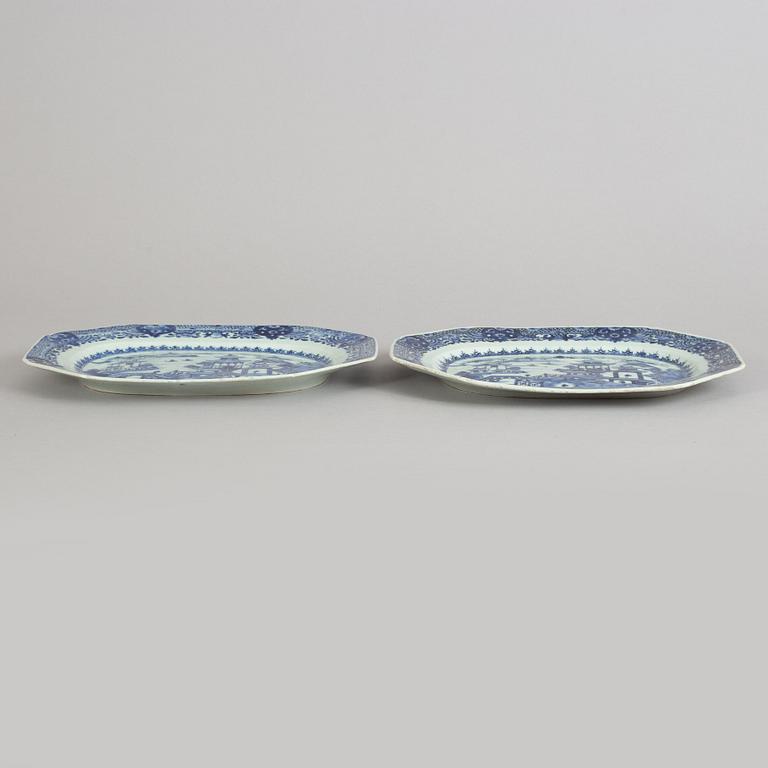 A pair of blue and white dishes, Qing dynasty, Qianlong (1736-95).