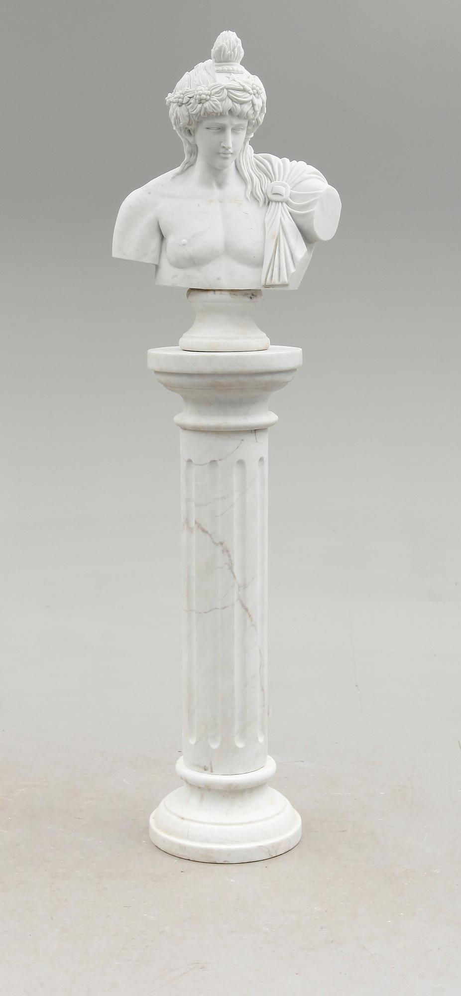 SKULPTUR PÅ PIEDESTAL, vit marmor, modern tillverkning.