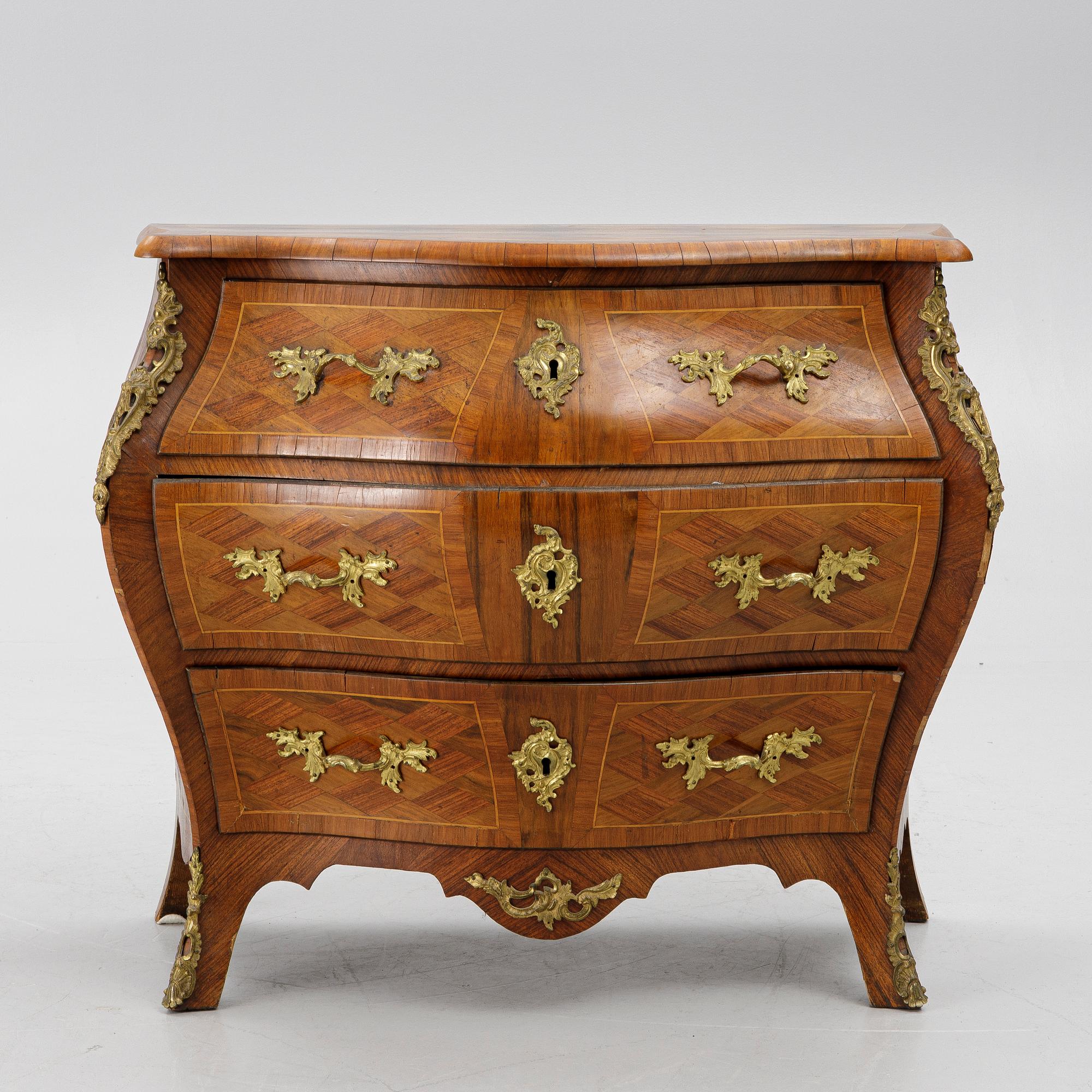 A Rococo style chest of drawers, 19th century.