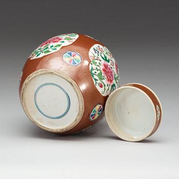 KRUKA med LOCK, porslin. Qing dynastin.