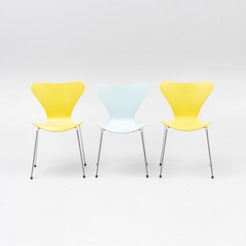 Arne Jacobsen, three 'Serie 7' chairs, Fritz Hansen 2005.
