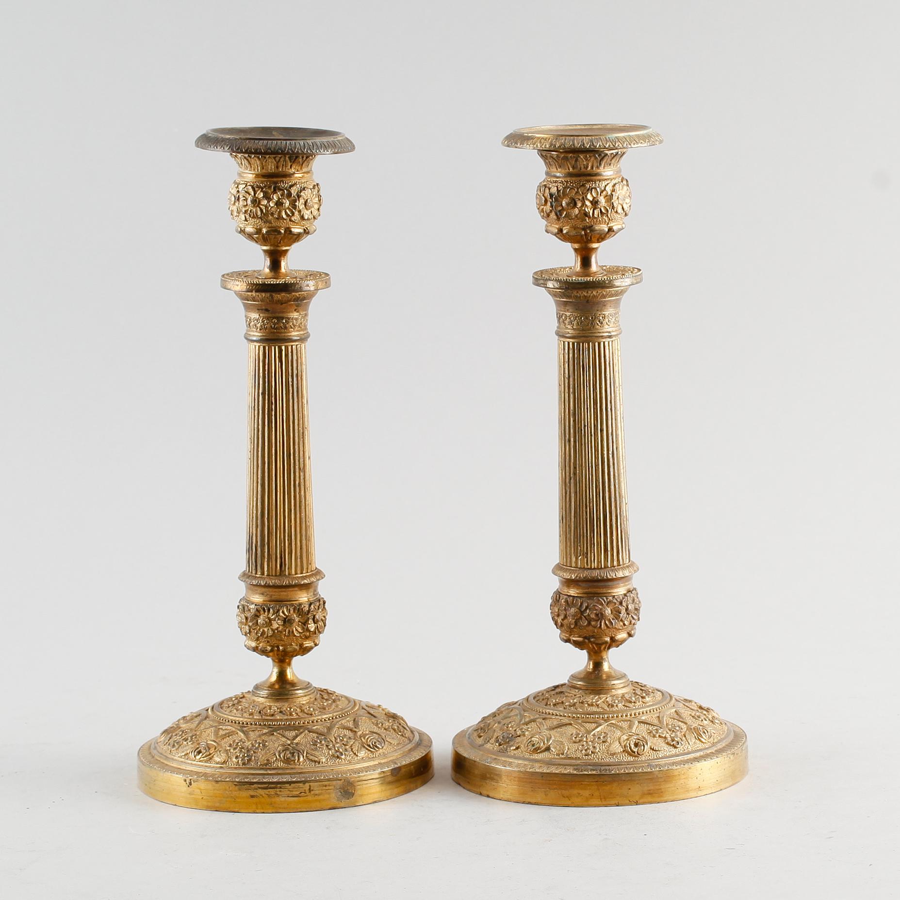 LJUSSTAKAR, 1 par, förgylld brons, senempire, 1800-talets första hälft.
