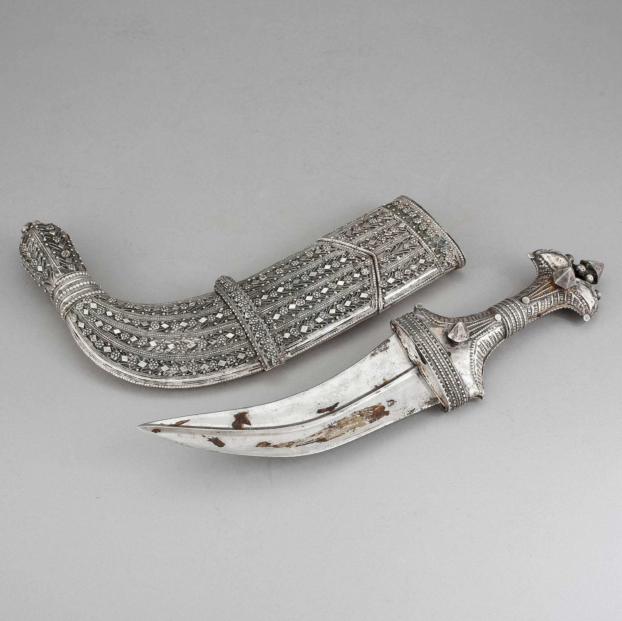 KNIV, silver, orientalisk, 1900-tal. Vikt ca 895 gram.