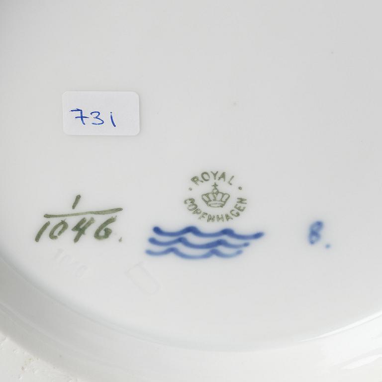 A Royal Copenhagen 'Musselmalet' / 'blue fluted full lace' flower pot, Denmark, 1898-1923.