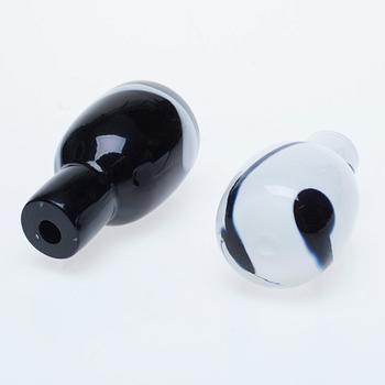 KARAFFER, 2 st, glas, "Blues" signerade Timo Sarpaneva, 21/185 resp. 132/1985. Iittala.