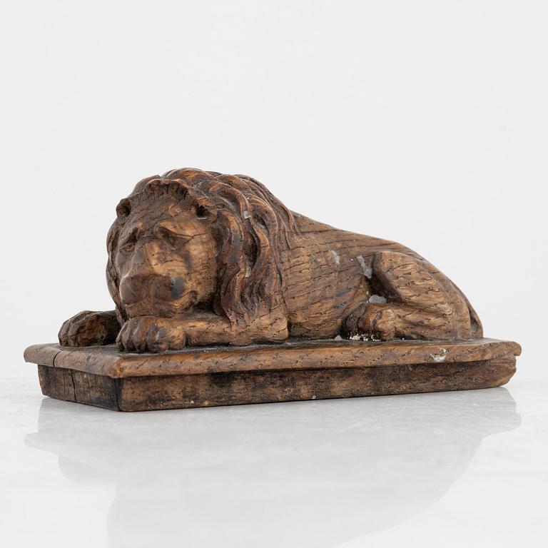 An oak lid with a carved lion, 19th Century.